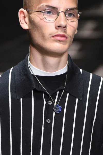 Look 27